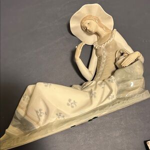 vintage Nao by Lladro porcelain Figurine with Hat small damage on the flower